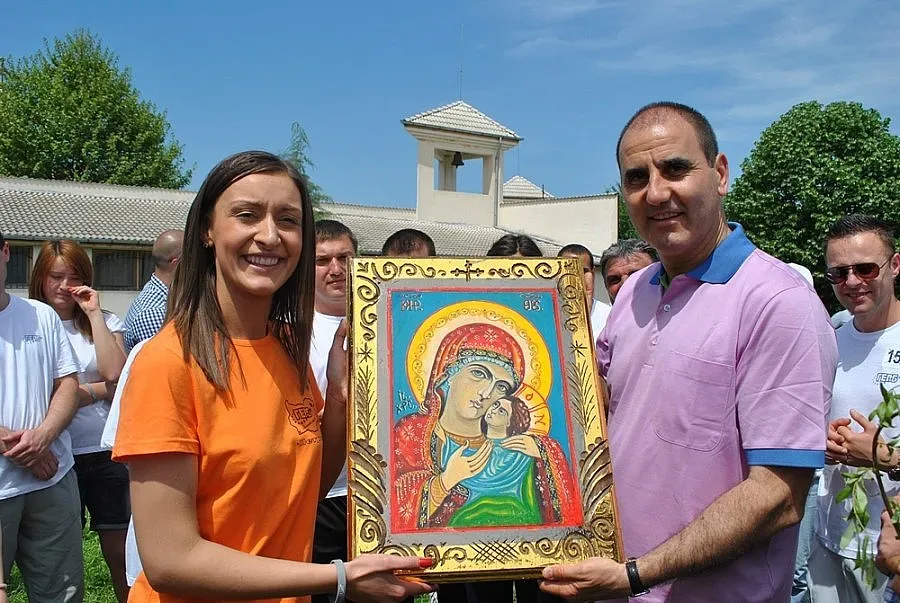 Цветанов подари икона на църквата на Ванга