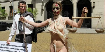 Голата Темида излезе на протест срещу съдебната система