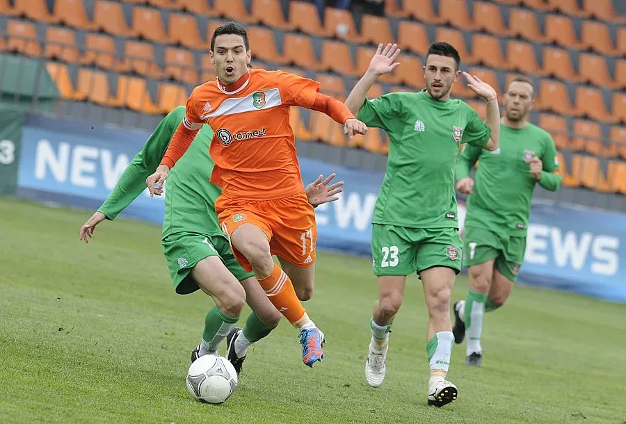 Започна двубоят между "Ботев" и "Литекс"