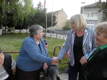 Цецка Цачева обеща нов път за село Николаево