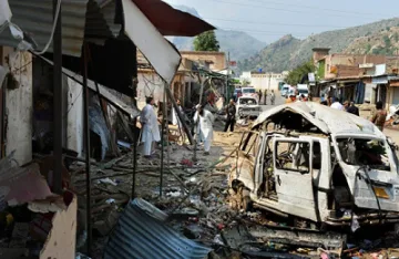 Бомба срещу политик уби петима в Пакистан