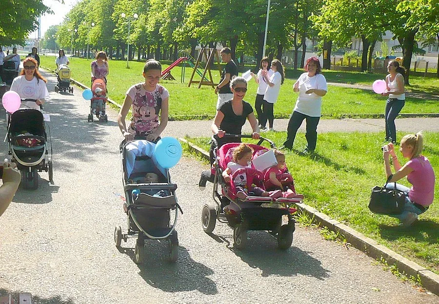 Акушерки в маратон с бебета и майки