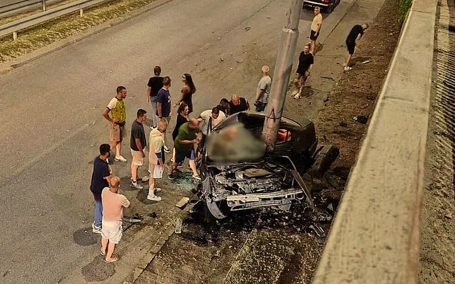 Кола се размаза насред Пловдив, шофьорът почина