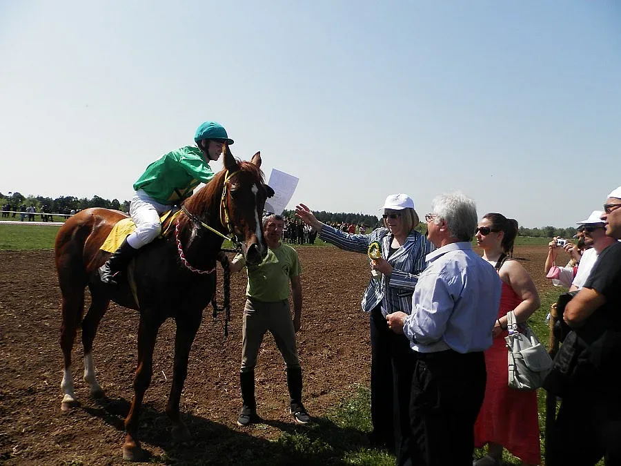Цецка Цачева награди победителите в състезание по конен спорт