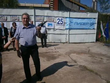 Водачът на ЛИДЕР в Кюстендил направи първа копка на завод за бетонови блокчета