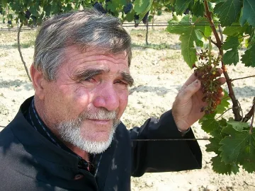 Хиляди гърци атакуват църквите ни за Великден