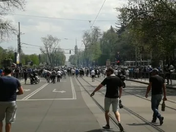 Фенове раниха момиче с камъни