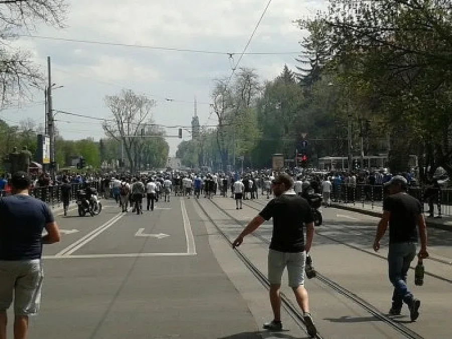 Фенове раниха момиче с камъни