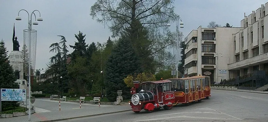 Влакче ще вози туристи около Царевец за Великден