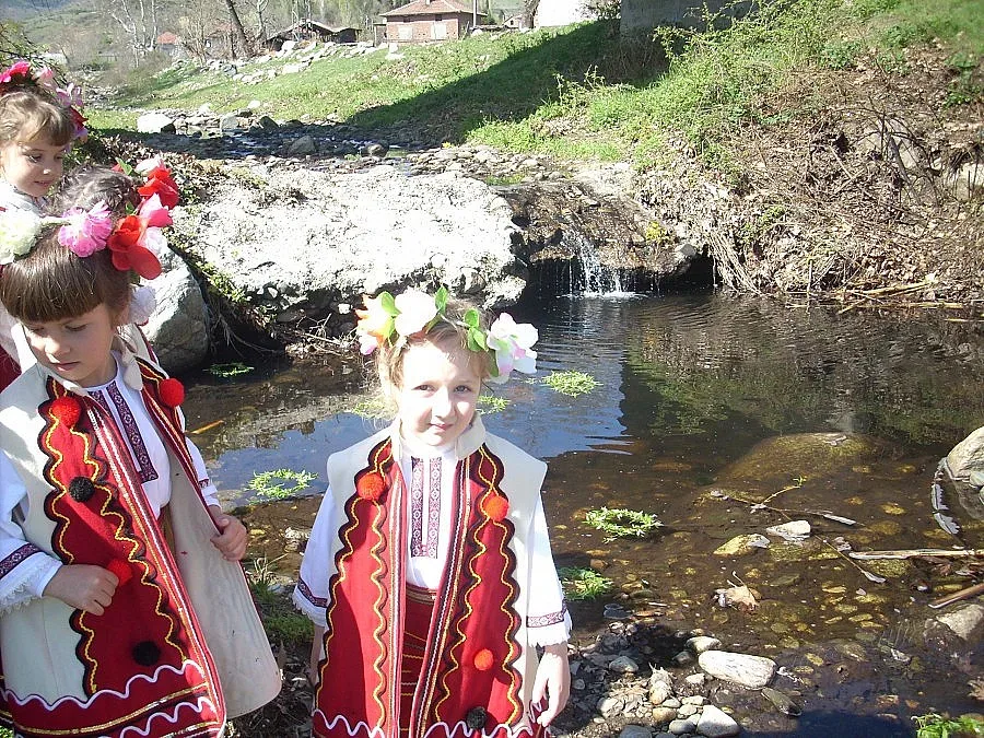 Малки лазарки зарадваха стопани в община Струмяни
