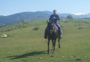 Яне язди като кавалерист