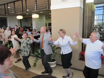 Кмет и кандидат-депутат тропнаха хорце с тракийци