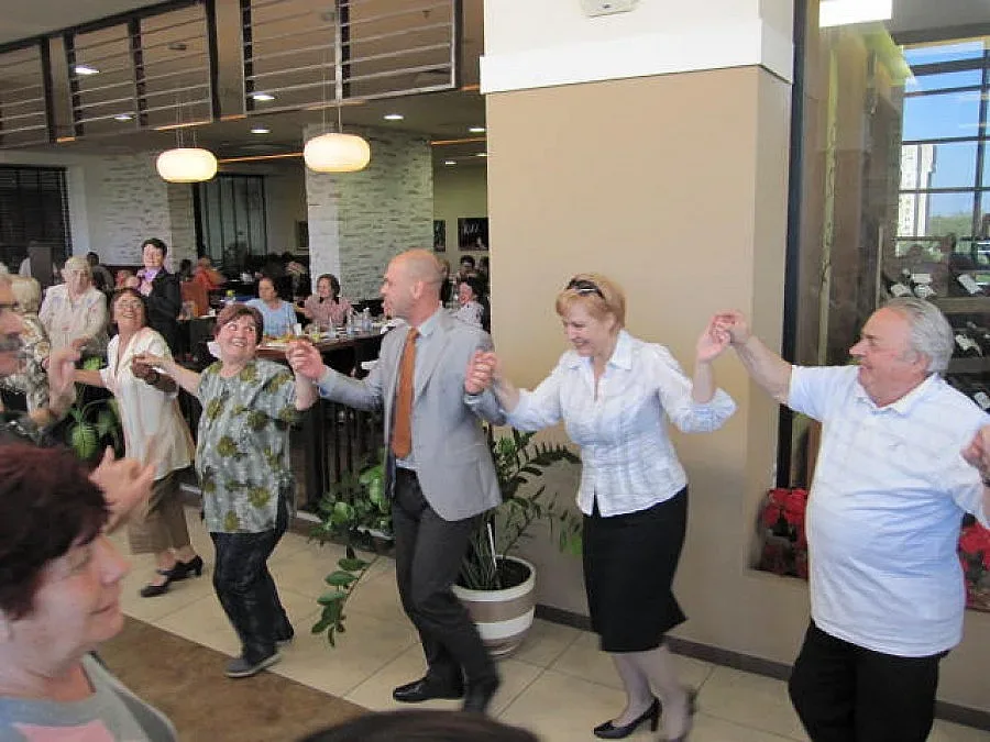 Кмет и кандидат-депутат тропнаха хорце с тракийци