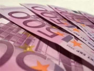 Банкноти по 100 и 200 евро засипаха град
