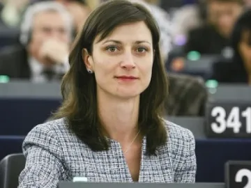 Мария Габриел: Да оставим институциите да си свършат работата 