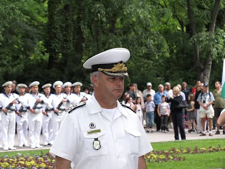 Морски офицер не сменя Варна с Лондон