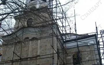 Ремонтират църква вдигната от Кольо Фичето