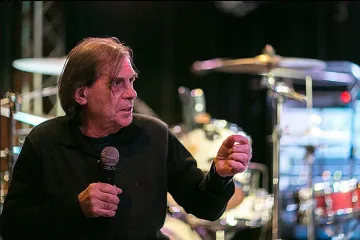 Една китара затихна