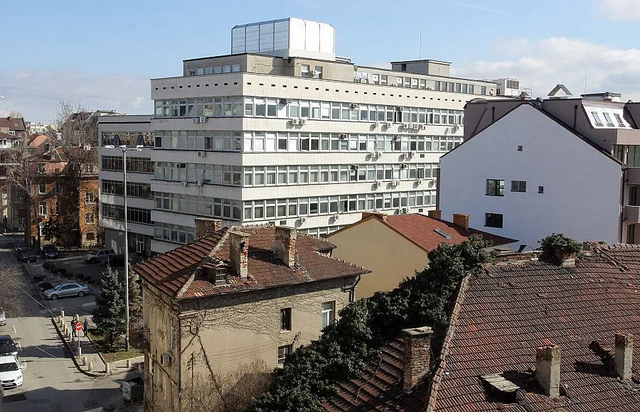 Даряват коли и офиси за победа