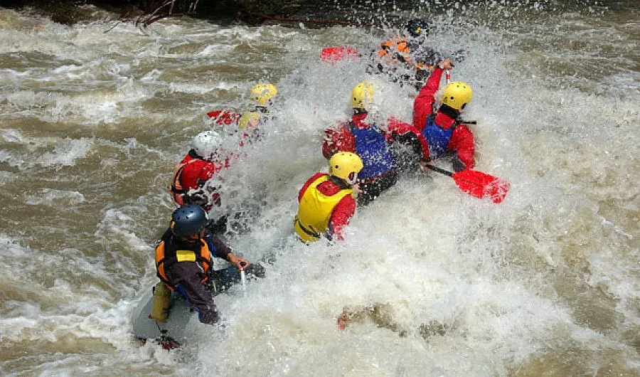 Деца и възрастни качват адреналина с рафтинг по Струма