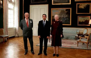 Кукли от шума подари президентът в Дания