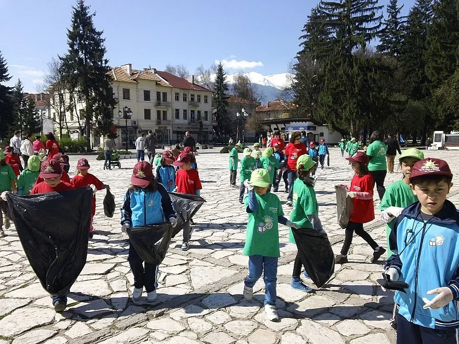 Разложани събраха над 10 тона боклук