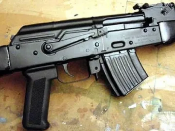 Закопчаха 4-ма при незаконна сделка със 7 автомата