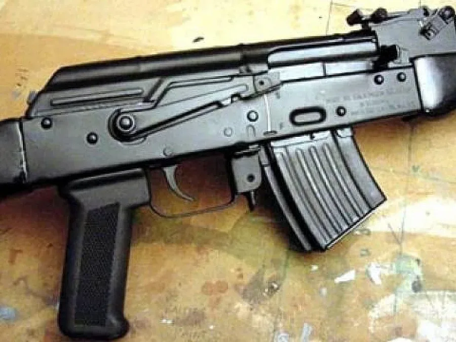 Закопчаха 4-ма при незаконна сделка със 7 автомата