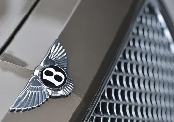 Община Варна осъдена за 8554 лева за счупено Бентли в дупка