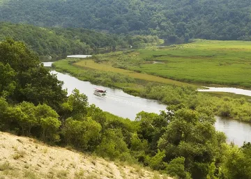Ученици и студенти събраха 80 чувала боклуци от "Ропотамо"