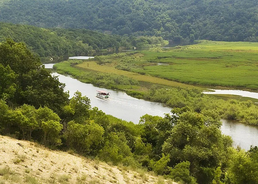 Ученици и студенти събраха 80 чувала боклуци от "Ропотамо"