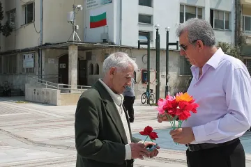 Гербери раздадоха хартиени цветя на видинчани