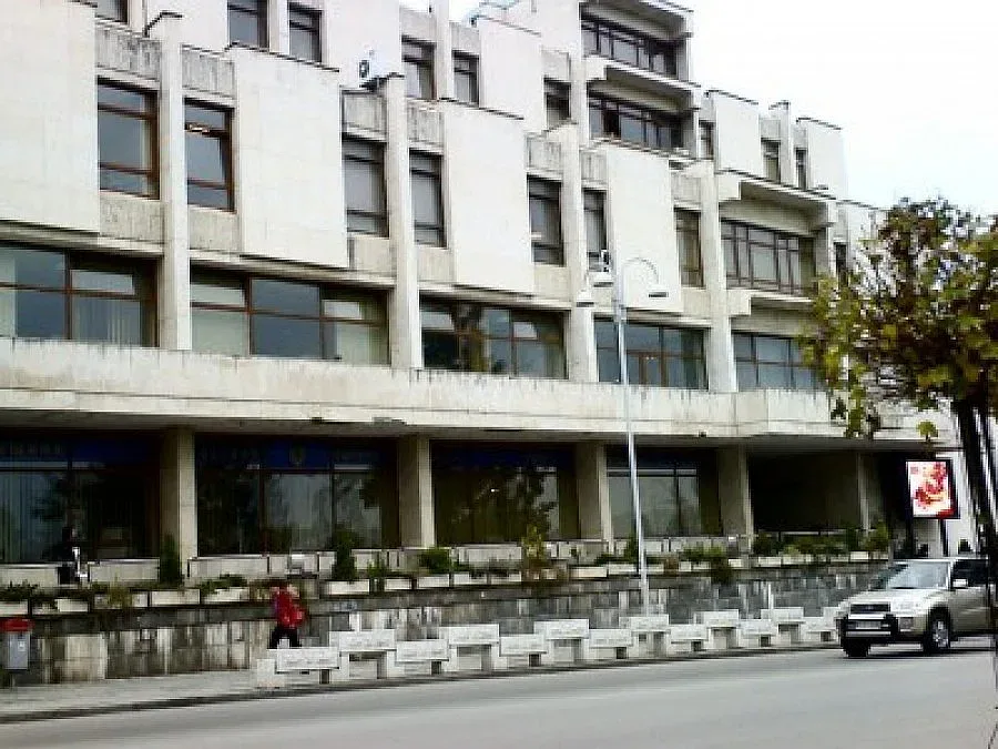 Строители ремонтират без пари след сигнал от кмет