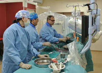 Европейско светило в хирургията оперира он-лайн 