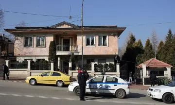 Крият Лара зад плътни щори