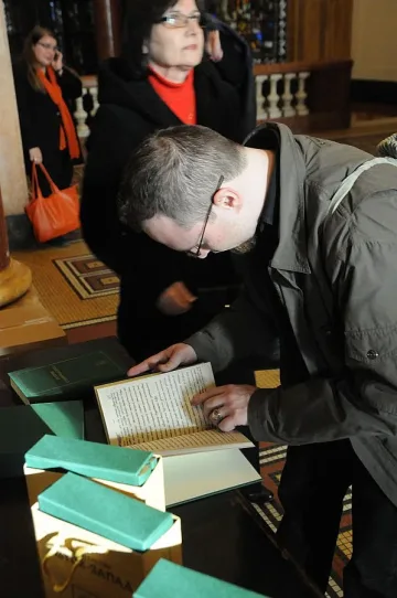 Ученици преписват „История славянобългарска"