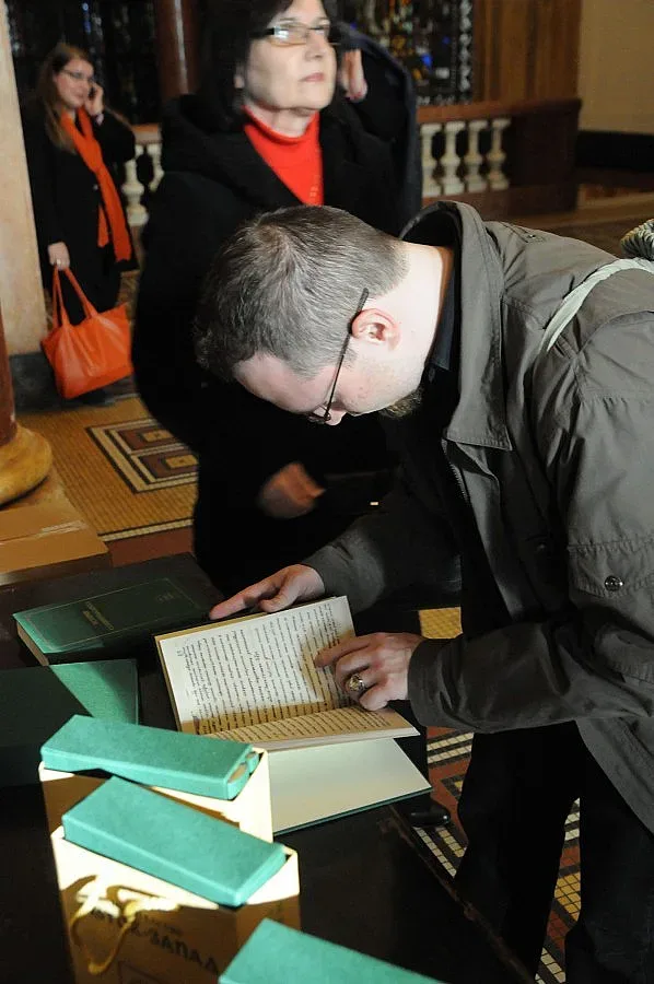 Ученици преписват „История славянобългарска"