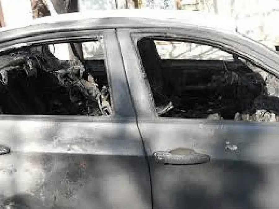 Запалиха баровски „Мерцедес"в центъра на Варна