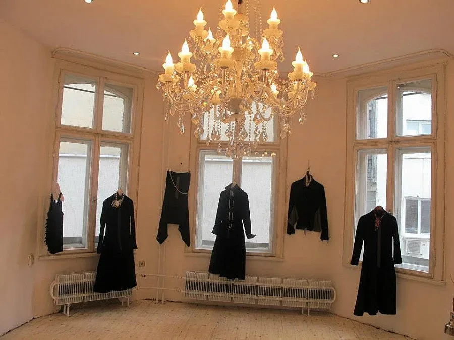 5000 копчета и черни перли красят рокля