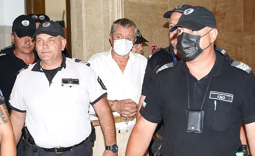 Примката се затяга. Вълка влиза в съда