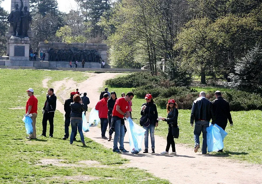 Кандидат-депутати от Коалиция за България чистиха София