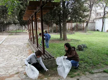 Близо 5 000 души чистиха Града на липите