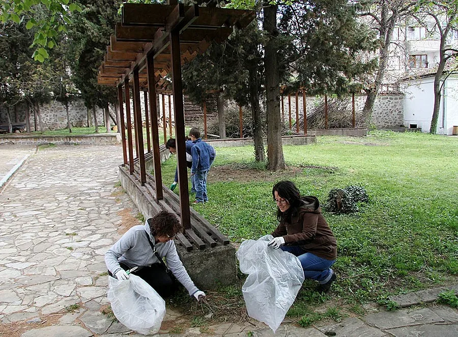 Близо 5 000 души чистиха Града на липите