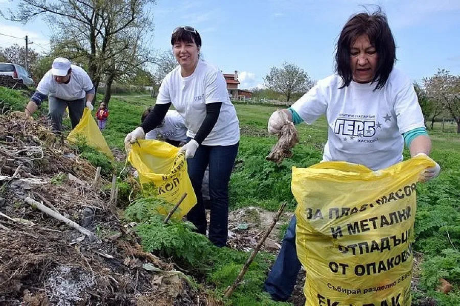 Кандидате от ГЕРБ нахлузиха гумени ръкавици в Хасково
