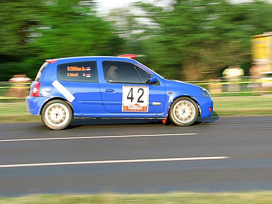 Пилоти от България, Македония и Гърция въртят волана на рали