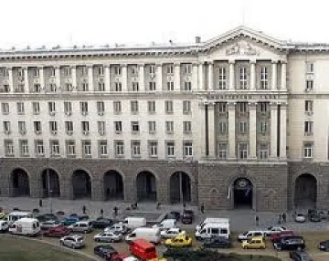 Властта търси 1092 стажанти