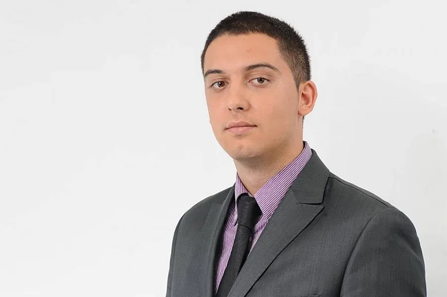 Жельо Желев свири на тамбура