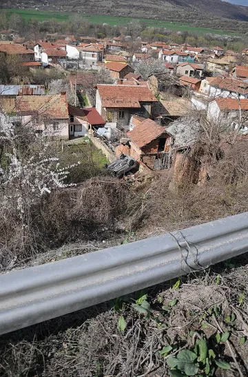 Синове на селски кмет в меле заради политика