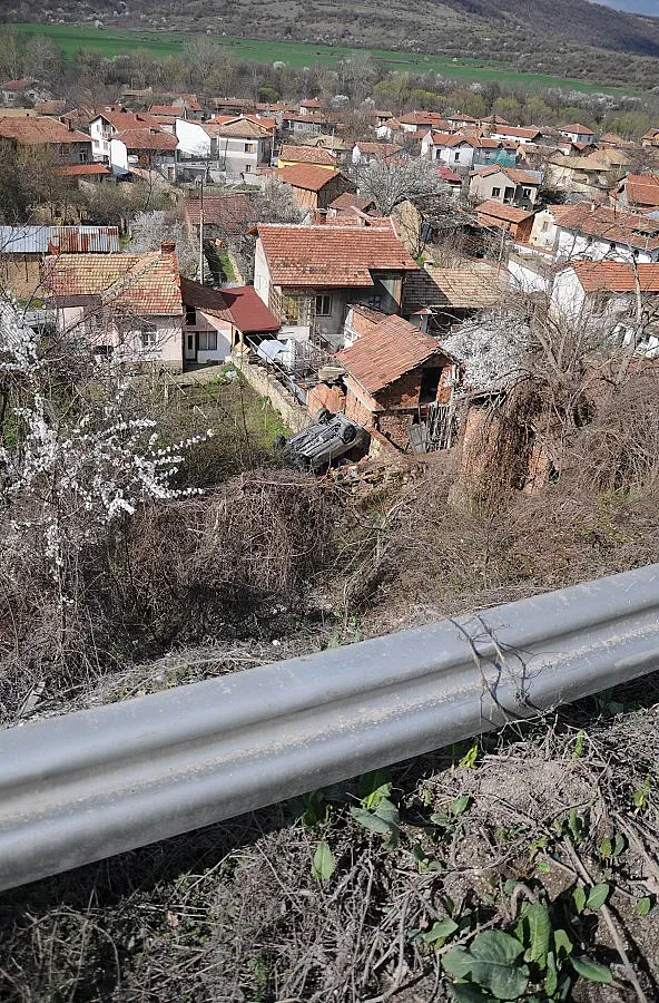 Синове на селски кмет в меле заради политика