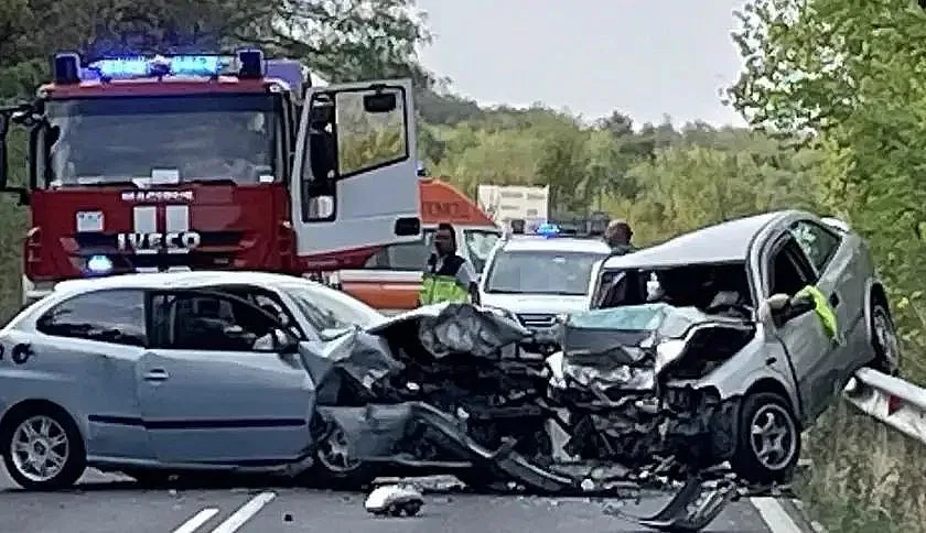 Страшен сблъсък на пътя! Режат колите да вадят пострадали